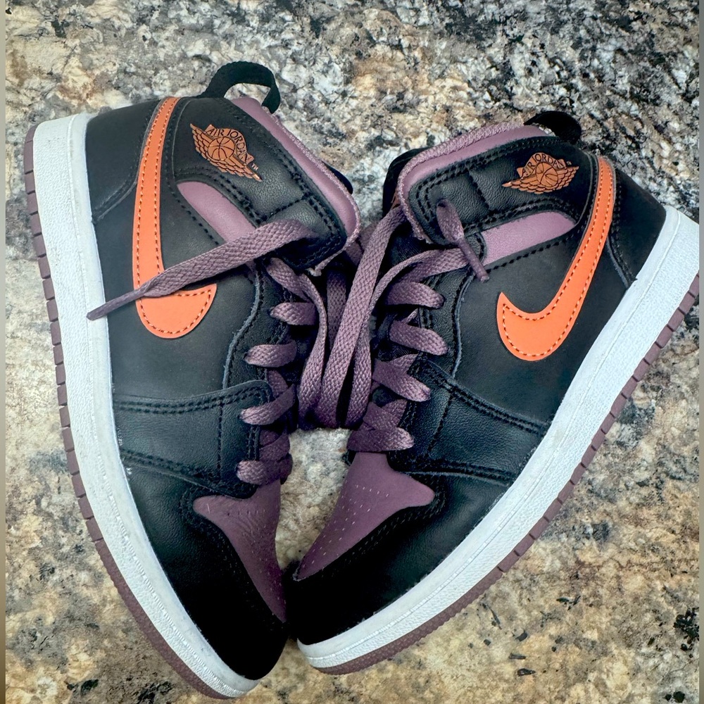 Youth Nikes size 1.5- AMAZING CONDITION